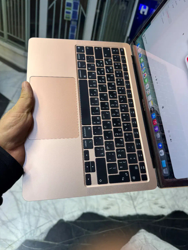 لپتاپ مکبوک ایر 2020 با پردازنده I3، رم 8گیگ، حافظه 256 SSD، گرافیک حافظه اختصاصی و صفحه نمایش 13 اینچ