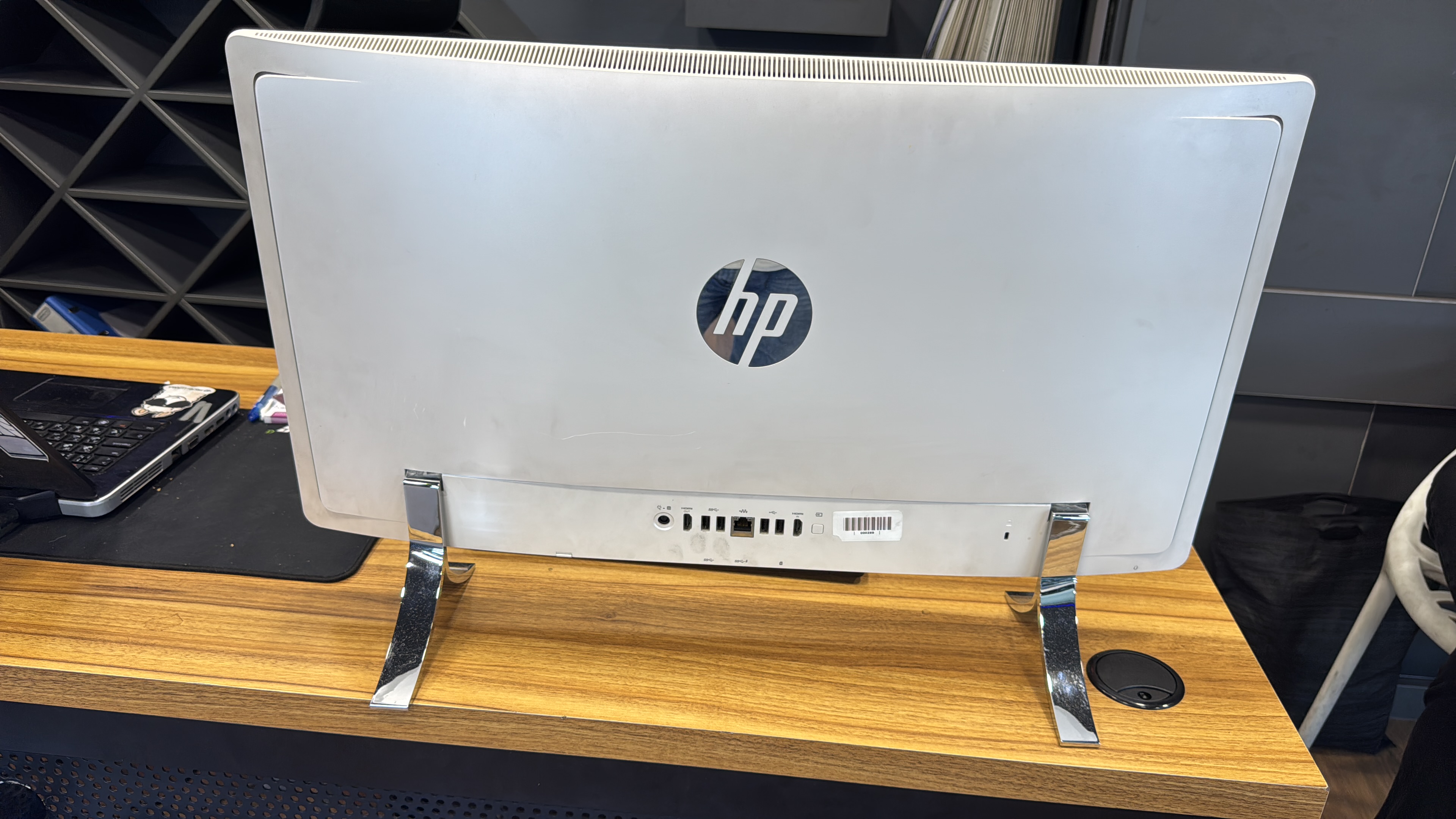 آل این وان  hp  24 با پردازنده i5 نسل 6، رم 8 گیگ،گرافیک دو گیگ  حافظه هارد 500 گیگابایت و صفحه نمایش 24 اینچ 2k touch