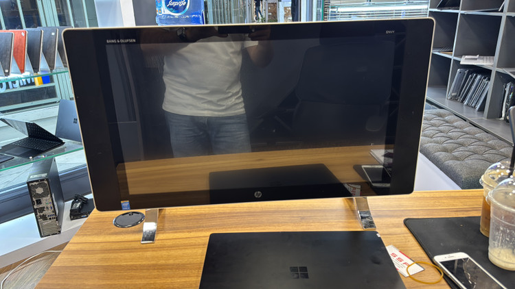 آل این وان hp 24 با پردازنده i5 نسل 6، رم 8 گیگ،گرافیک دو گیگ حافظه هارد 500 گیگابایت و صفحه نمایش 24 اینچ 2k touch